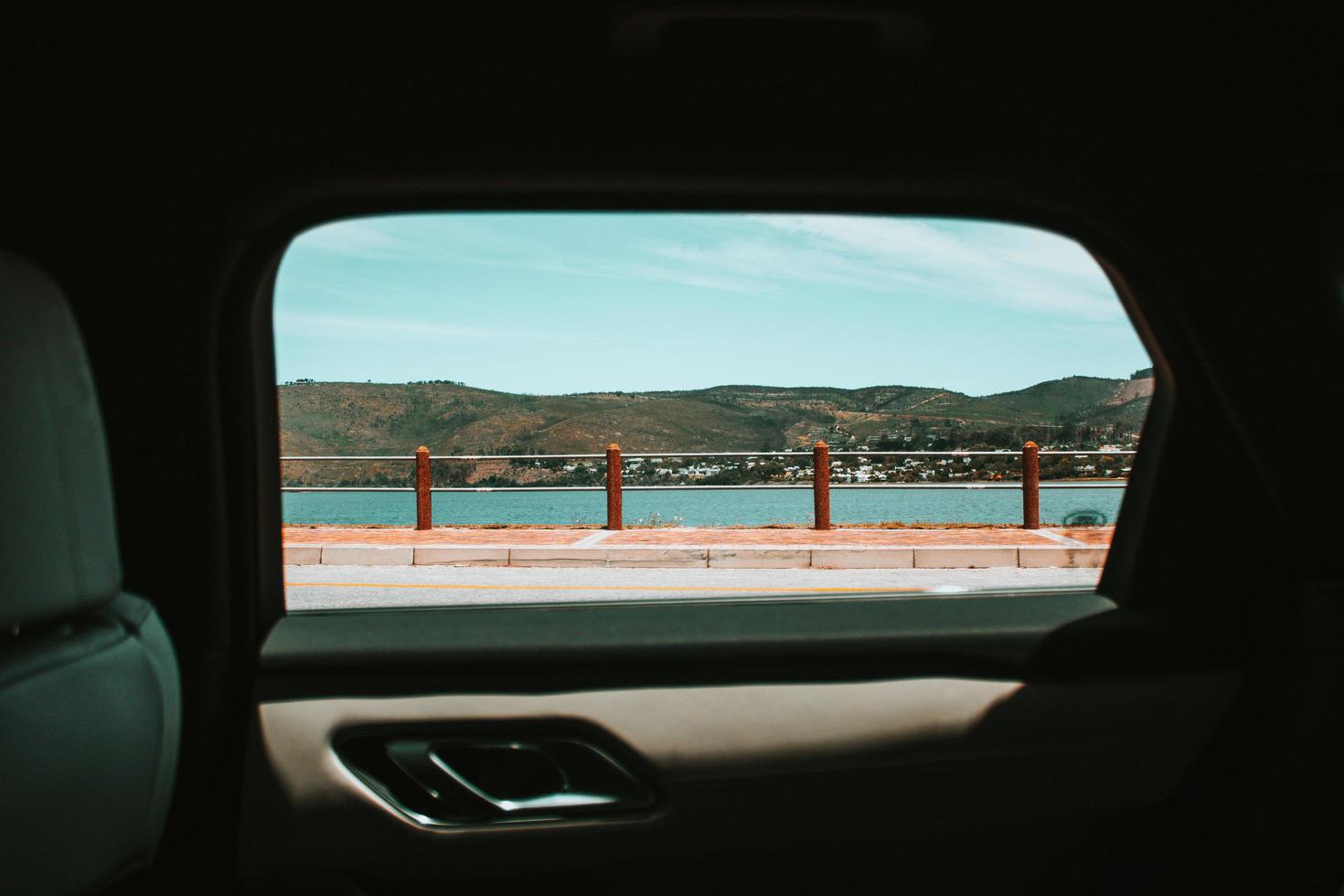 paisaje de ciudad del cabo a través de la ventanilla del coche foto