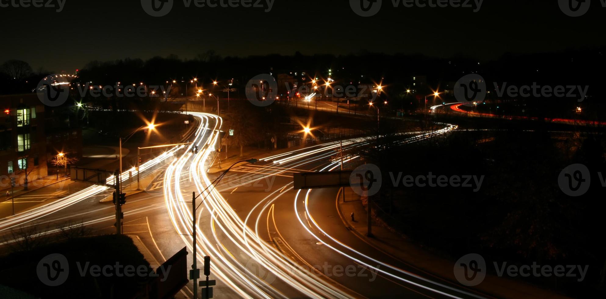 intersección de carreteras en la noche foto