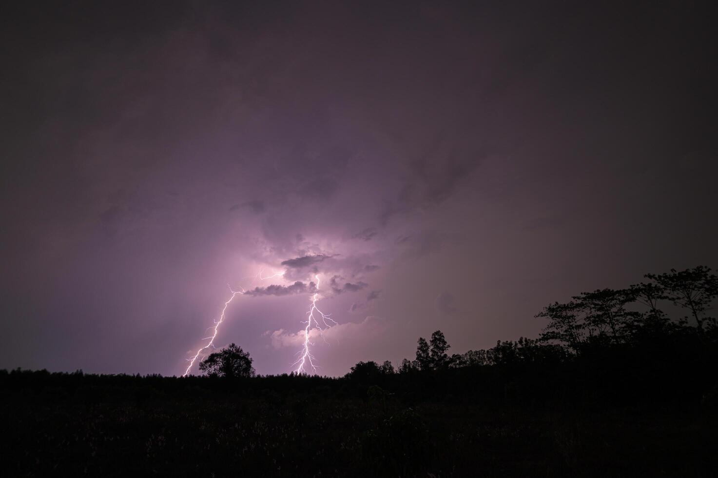 relámpagos en el cielo por la noche foto