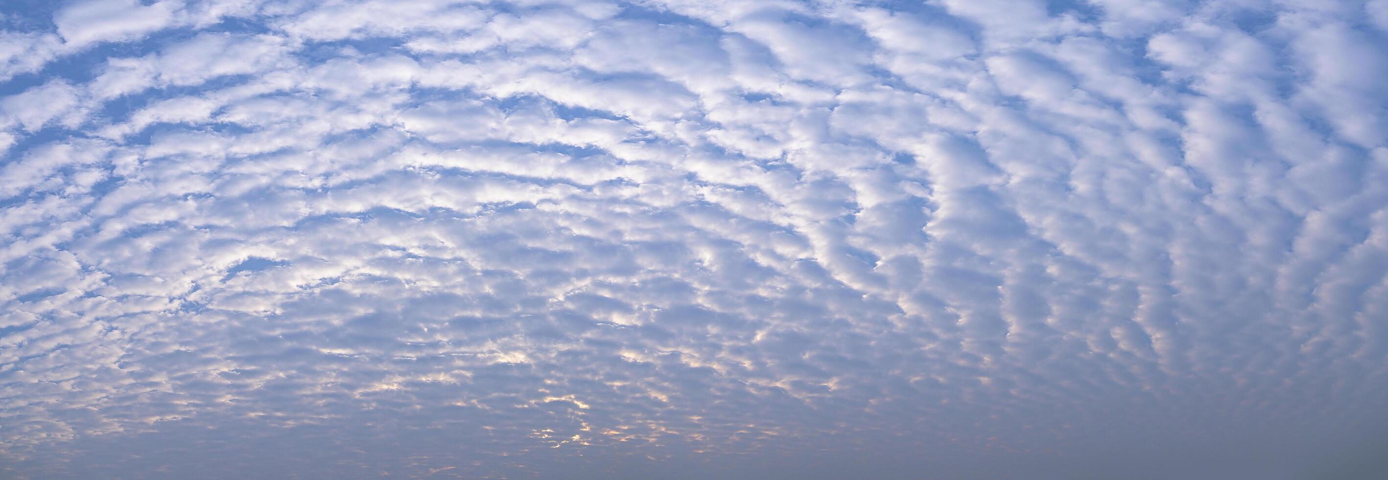 cielo y nubes a la luz del mediodía foto