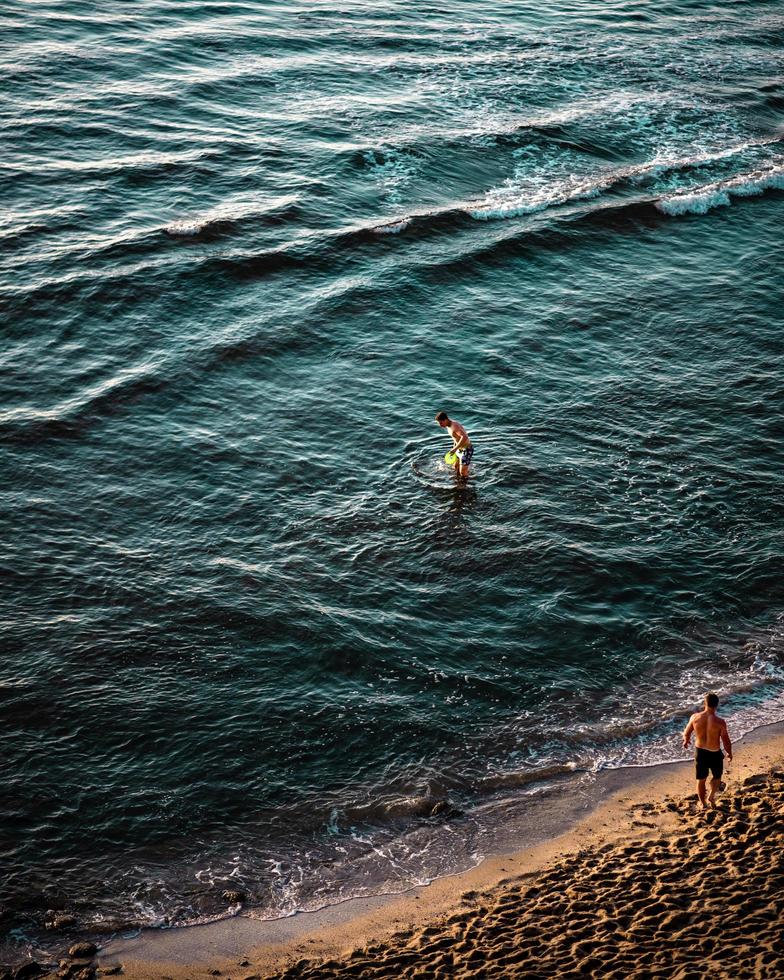 Personas no identificadas en la playa de San Diego. foto
