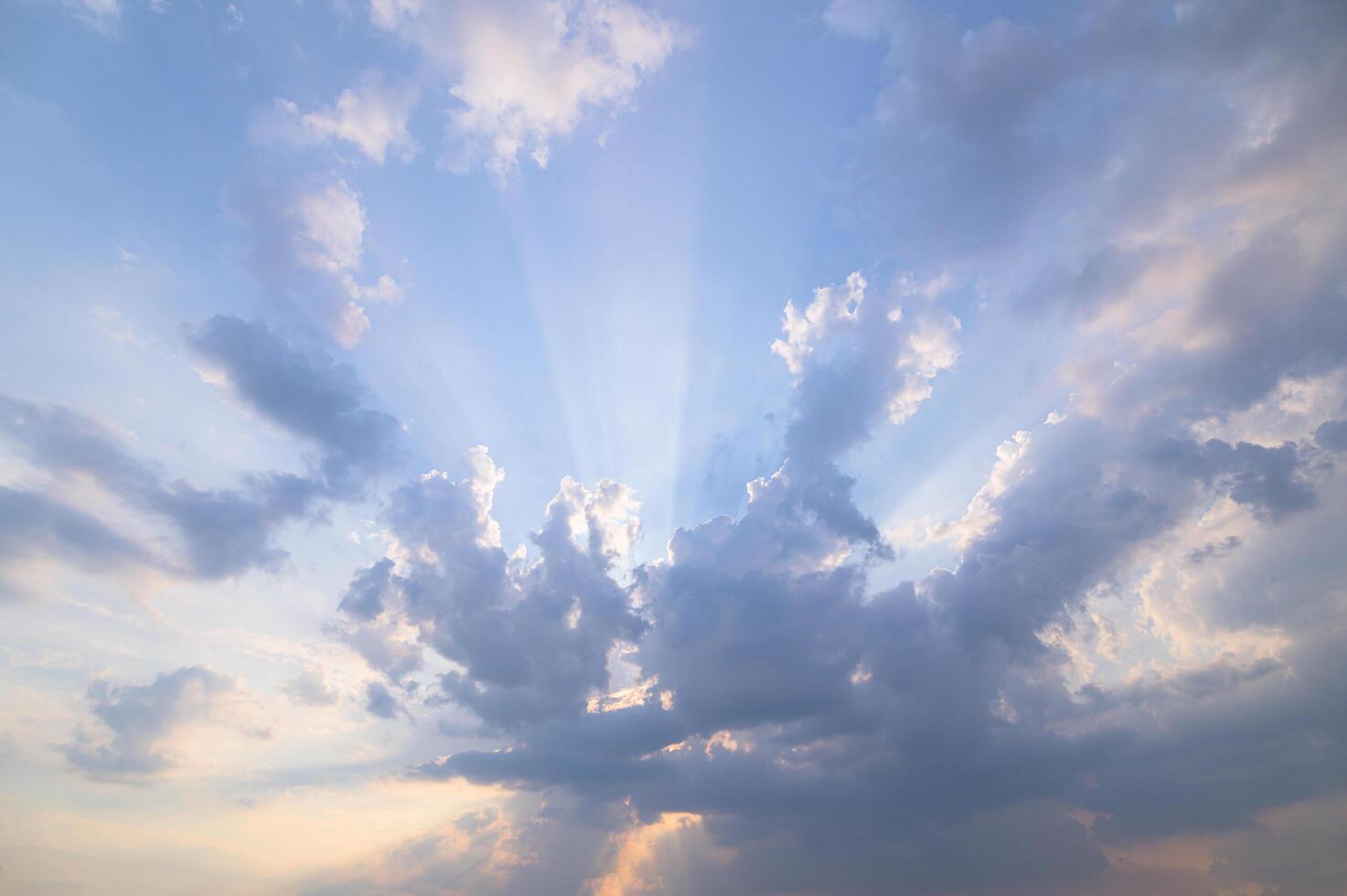 cielo y nubes a la luz del atardecer foto