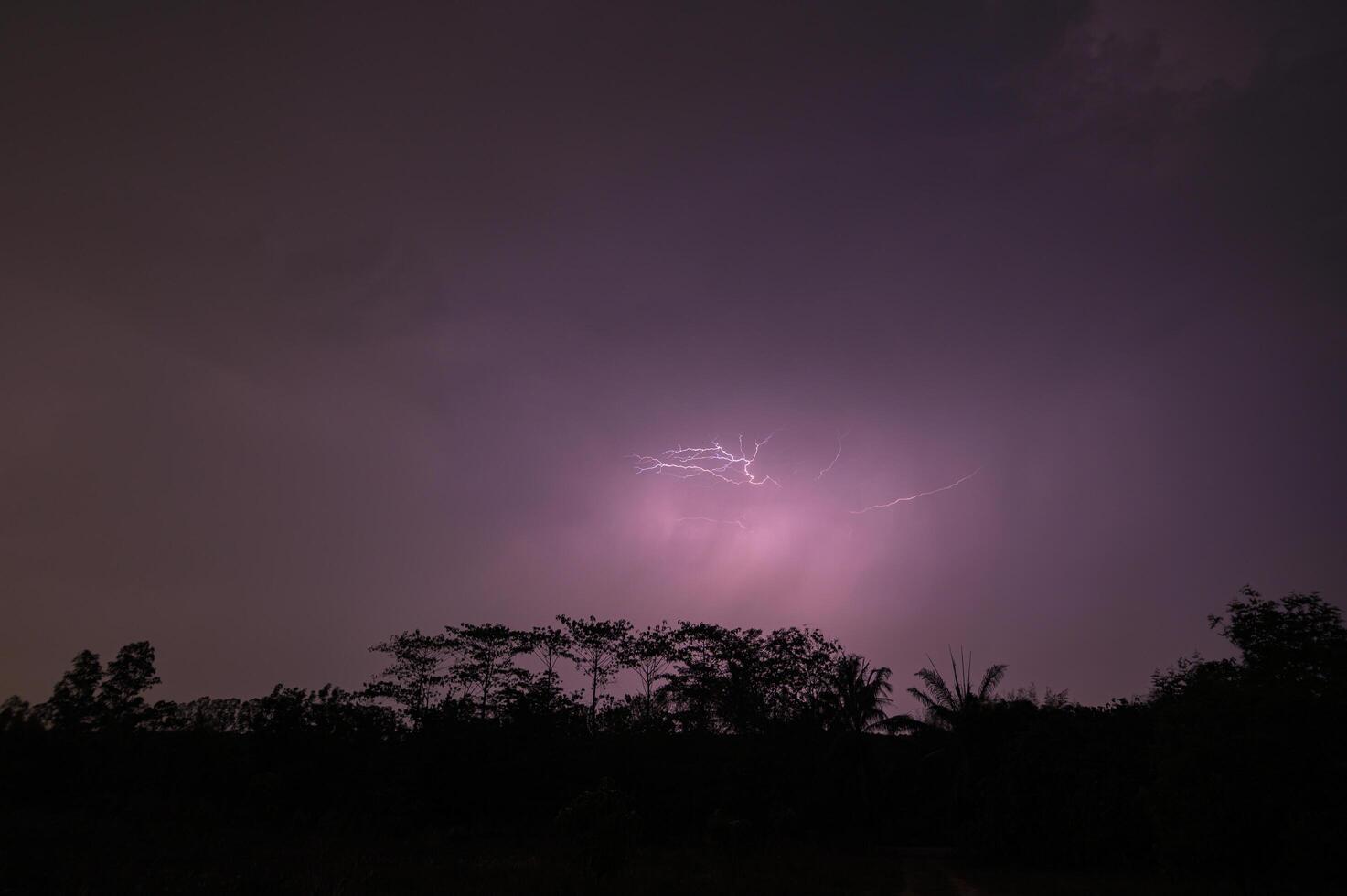 relámpagos en el cielo por la noche foto