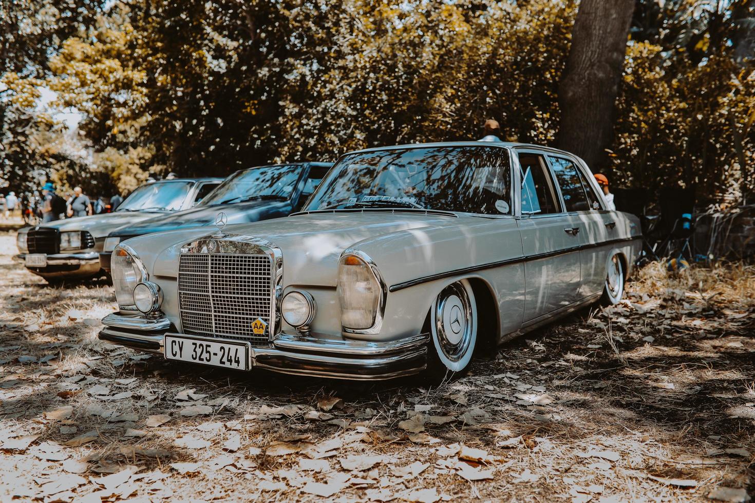 Ciudad del Cabo, Sudáfrica, 2020 - sedán mercedes-benz gris afuera foto