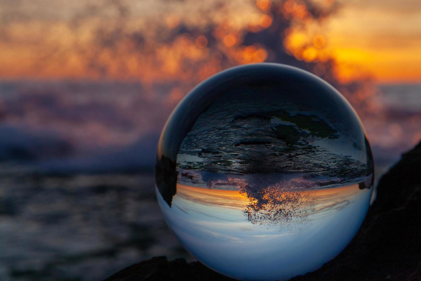 vista de salpicaduras de olas en bola de cristal foto