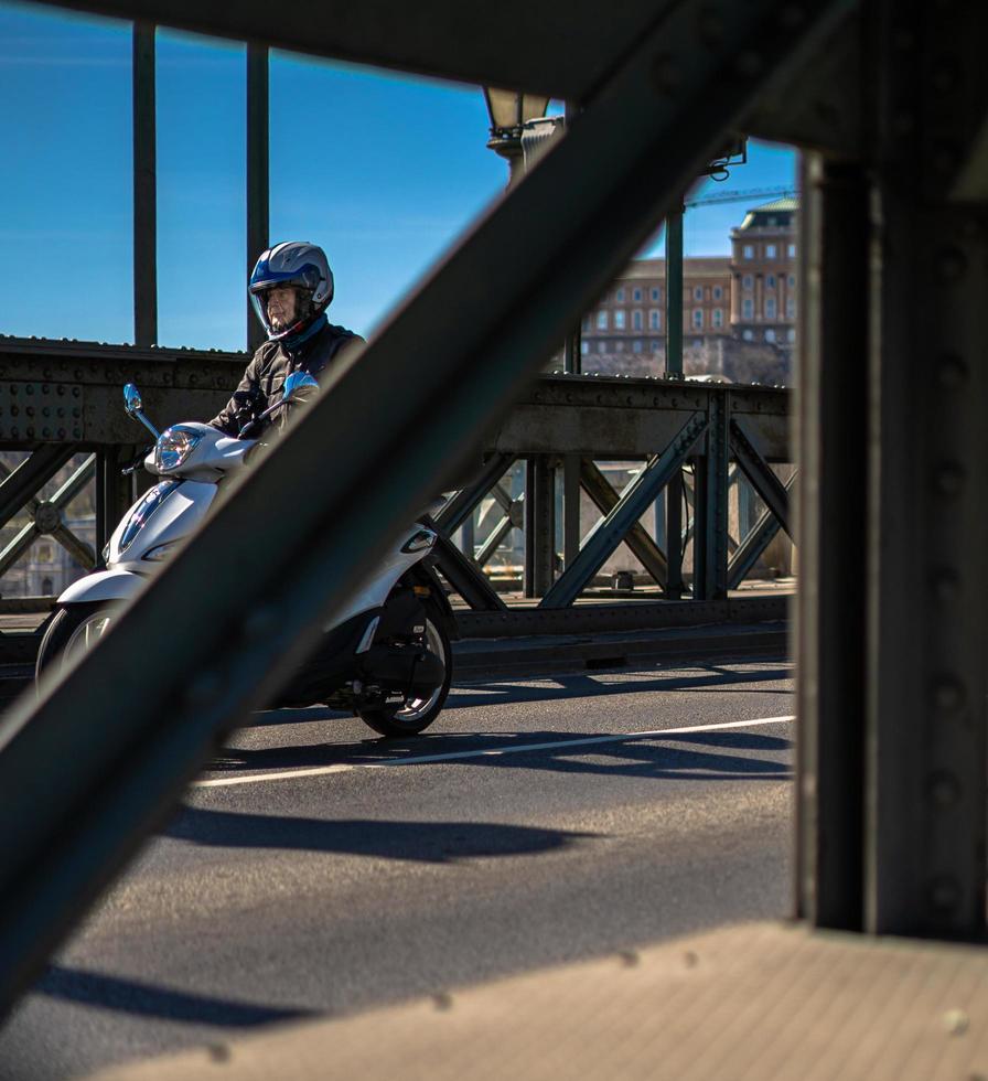 budapest, hungría, 2020 - hombre en una moto foto