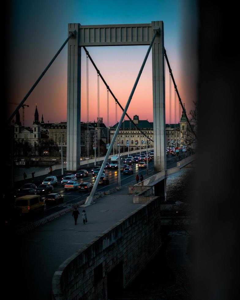 Budapest, Hungría, 2020 - puesta de sol en el puente elisabeth foto