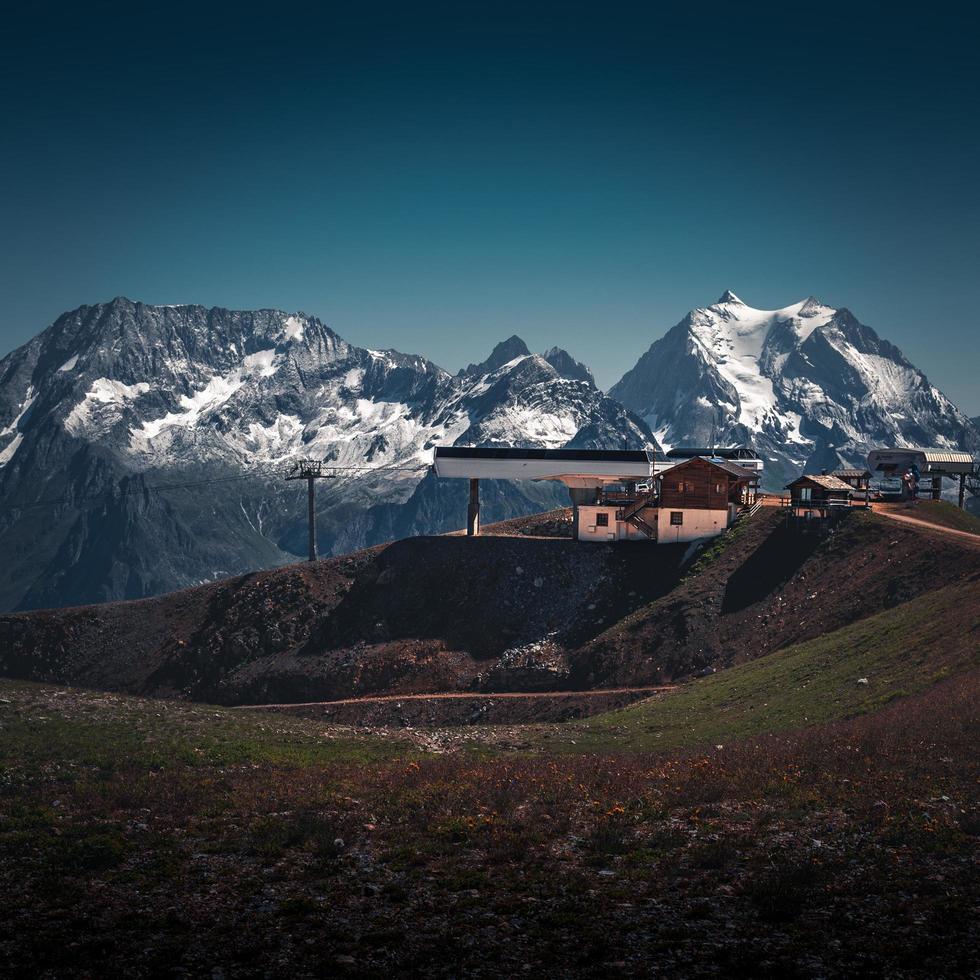 courchevel, france, 2020 - estación de esquí en los alpes franceses foto