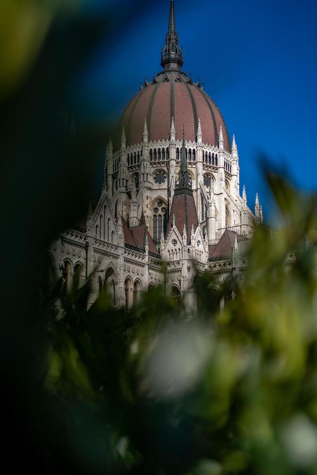 budapest, hungría, 2020 - parlamento húngaro escondido por hojas foto