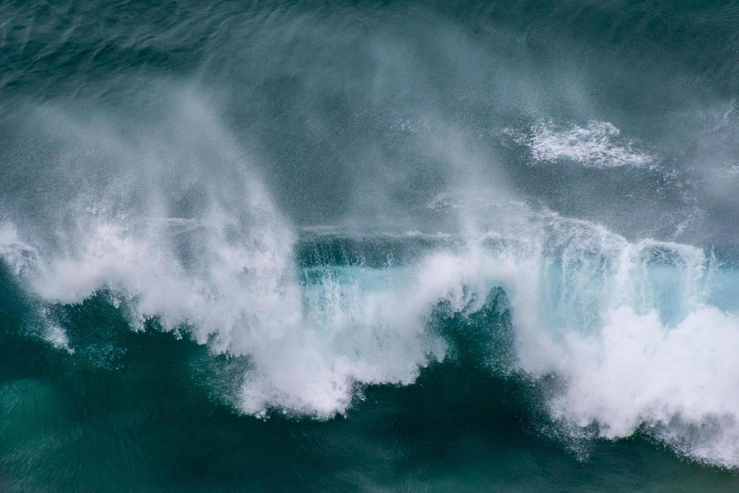 espectaculares olas del océano rompiendo cerca de la costa foto