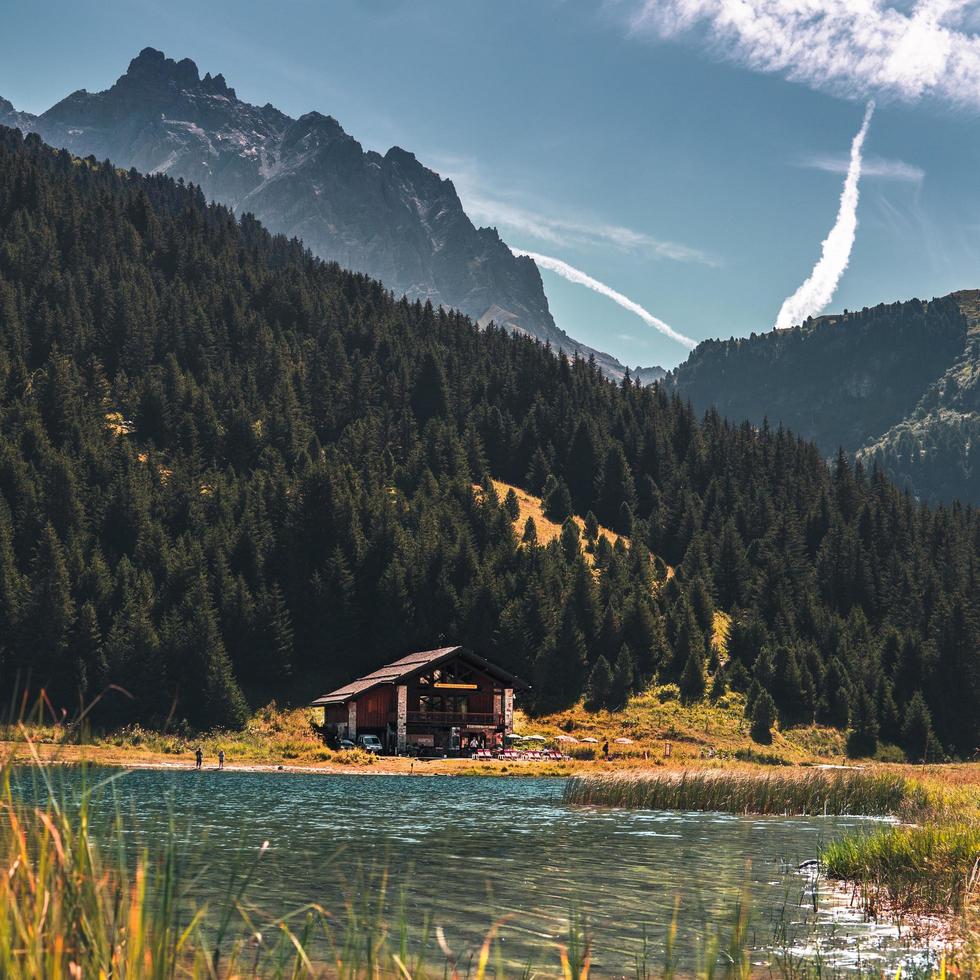 les allues, francia, 2020 - lago meribel en los alpes franceses foto