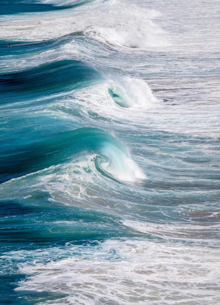 olas del mar azul durante el día foto