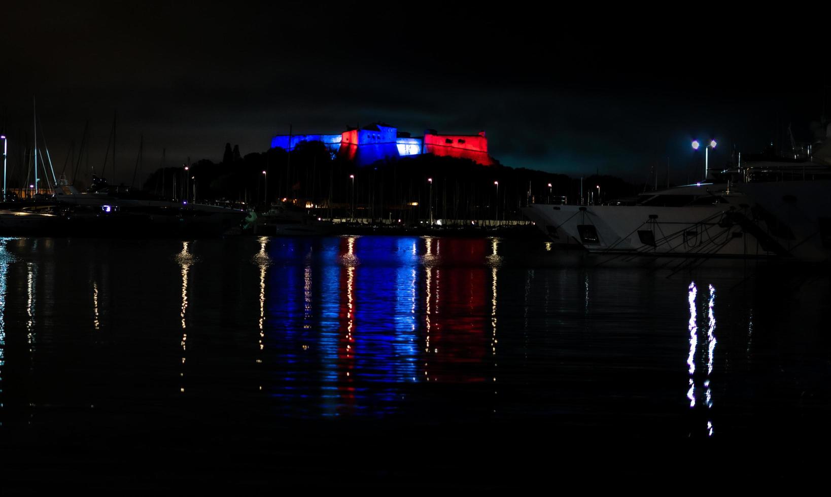 antibes, francia, 2020 - colores franceses en fort carre en la noche foto