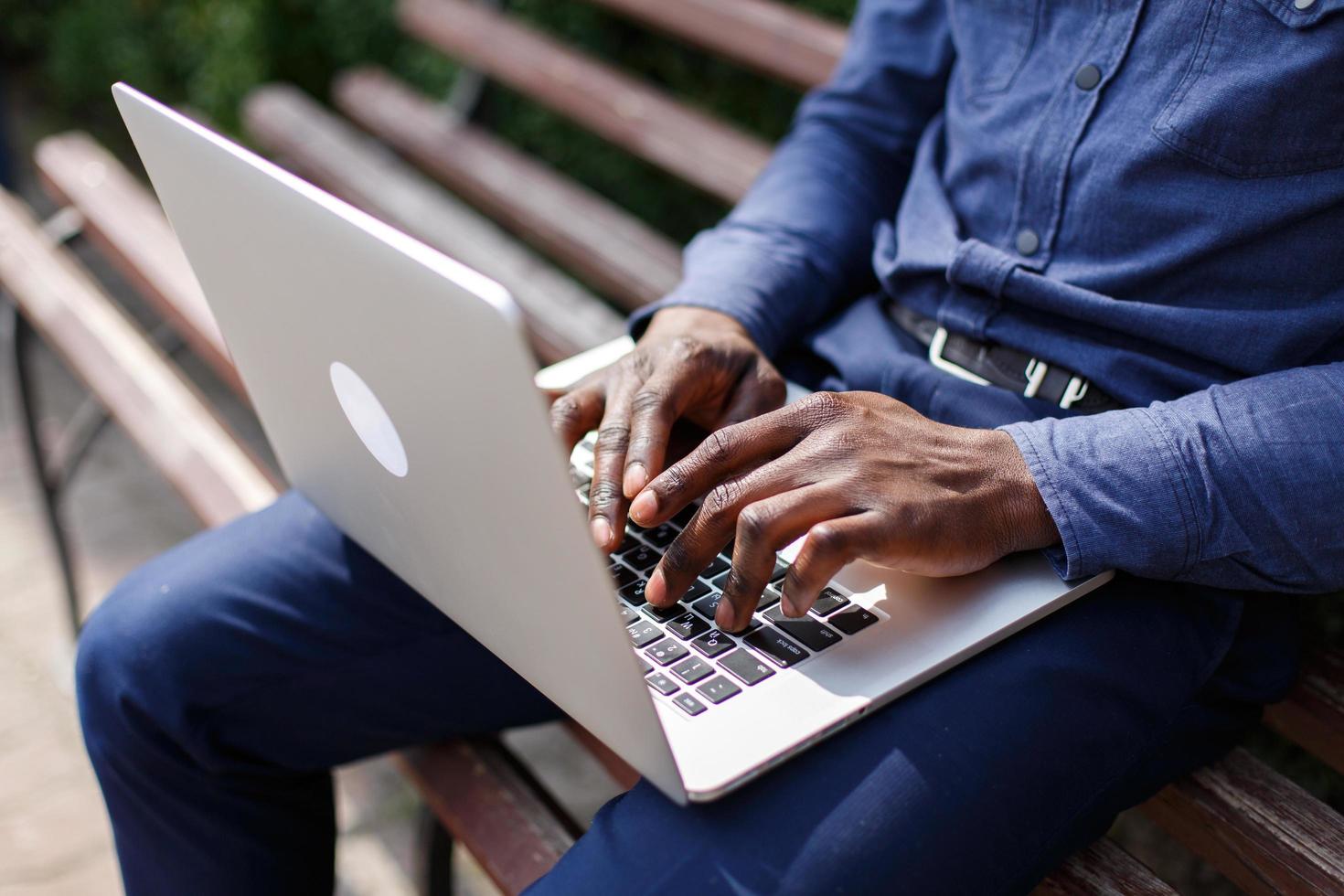 escribiendo en una computadora foto