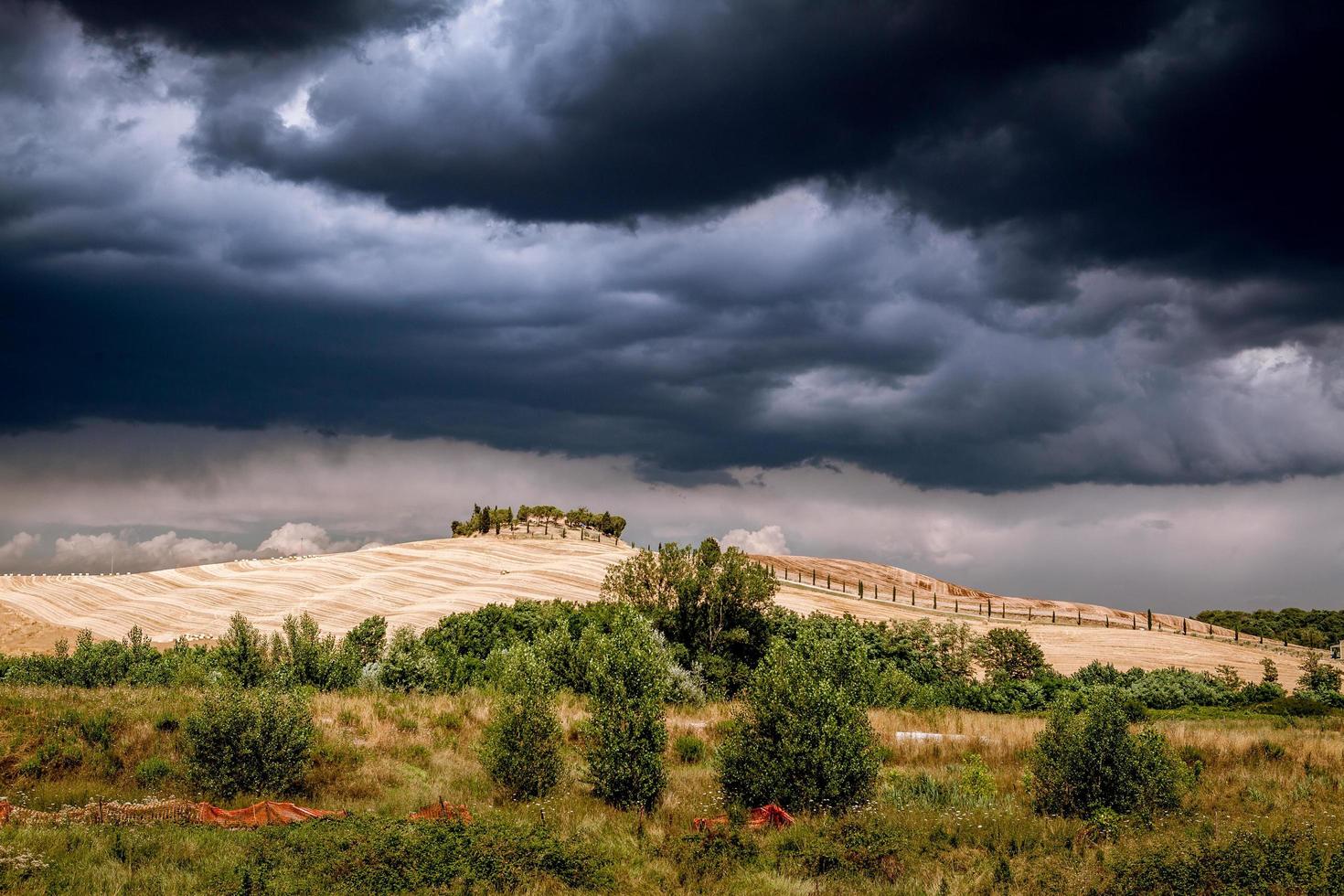 Toscana, Italia, 2020 - casa en una colina con nubes de tormenta foto