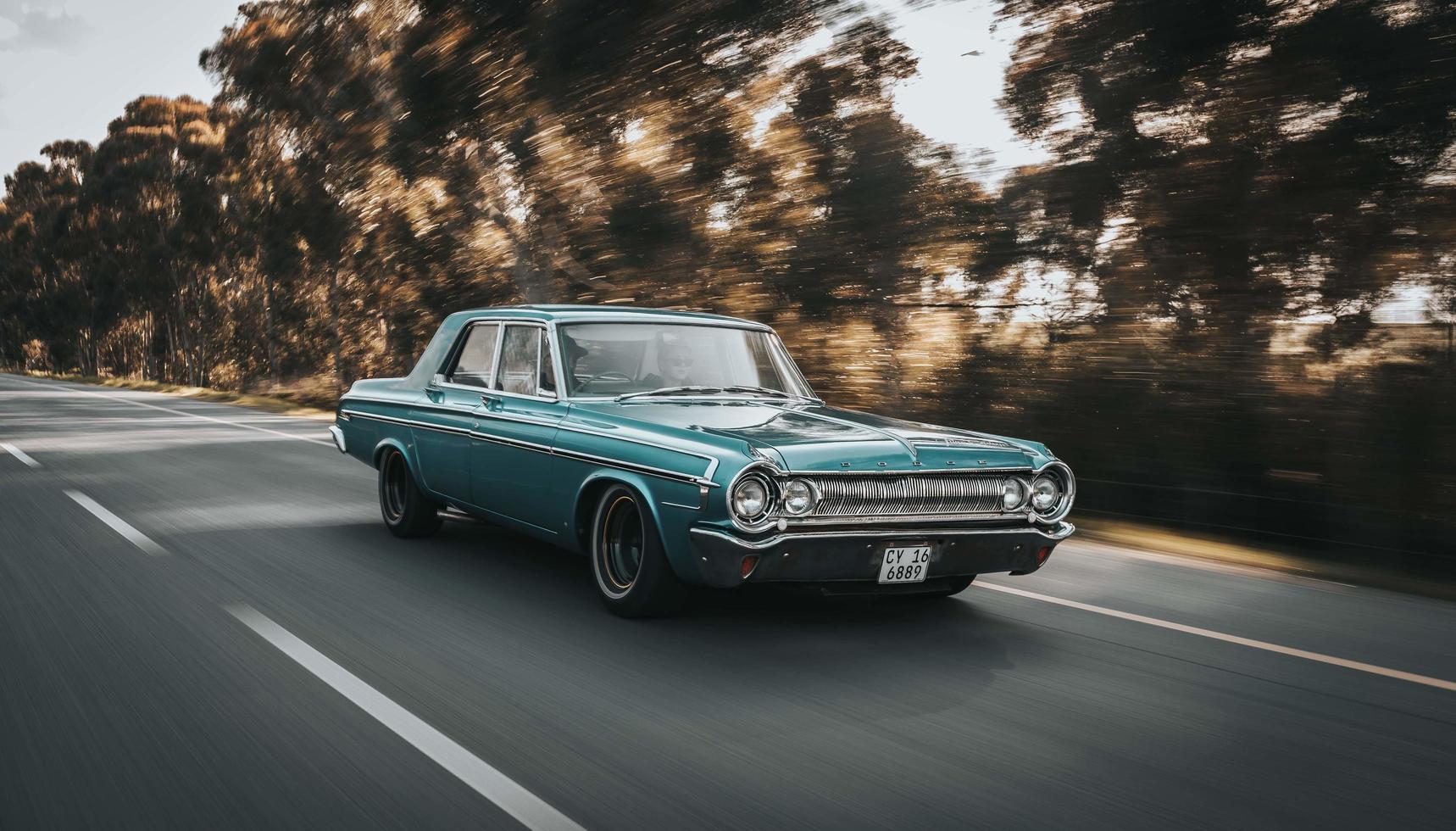 Ciudad del Cabo, Sudáfrica, 2020 - Teal Sedan on Road foto