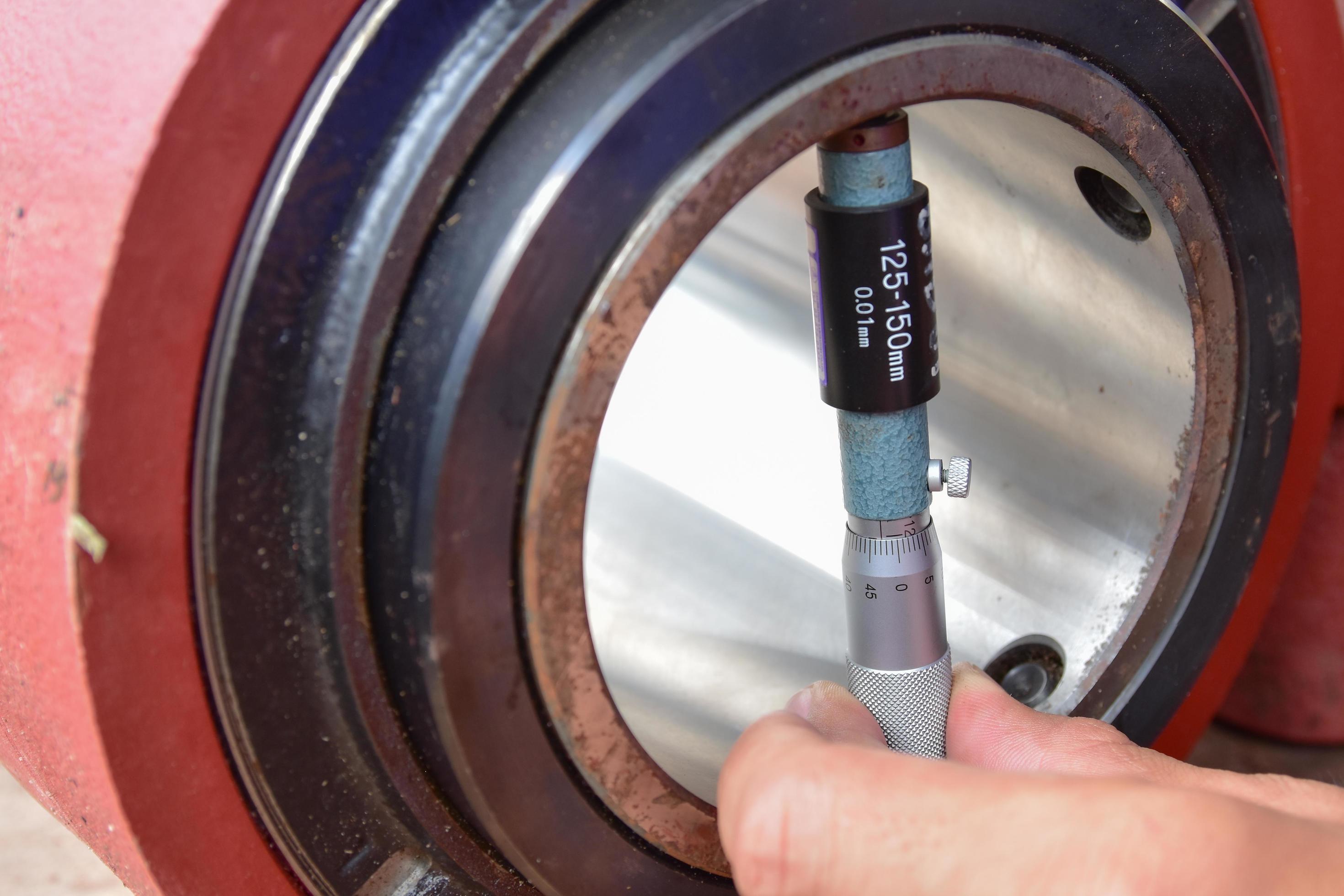 Using a measuring tool for diameter 1433109 Stock Photo at Vecteezy