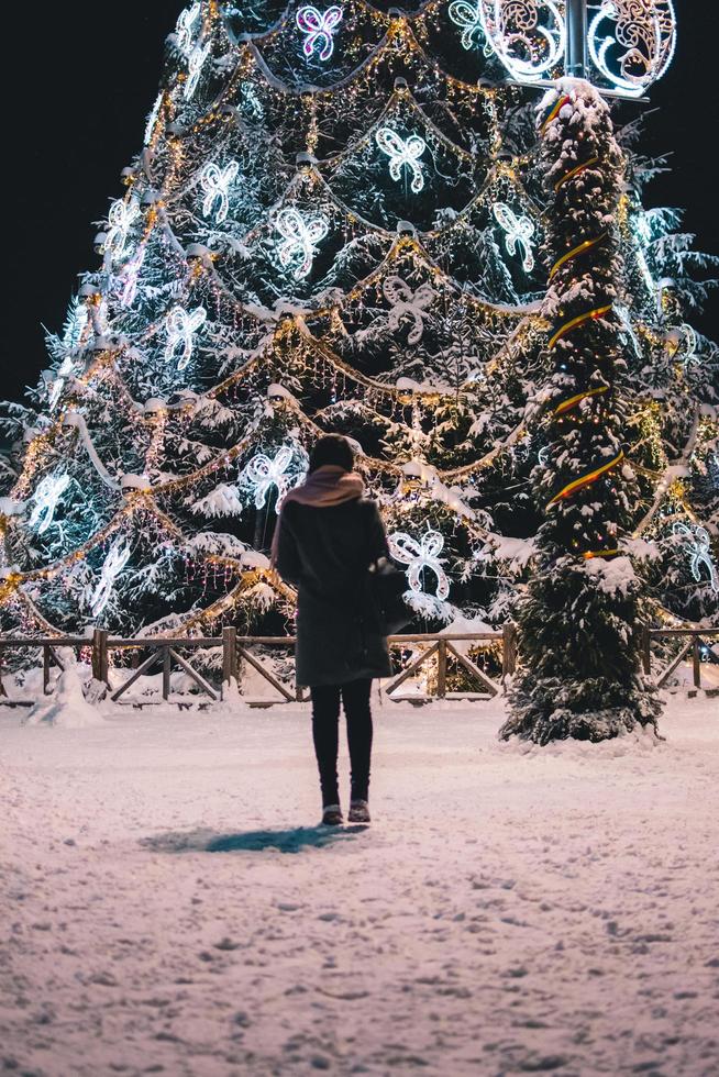 enorme árbol de navidad en la ciudad nevada foto