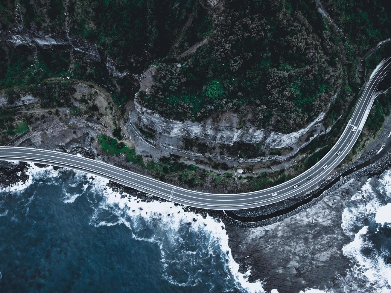 vista aérea de una carretera y una montaña en la noche foto