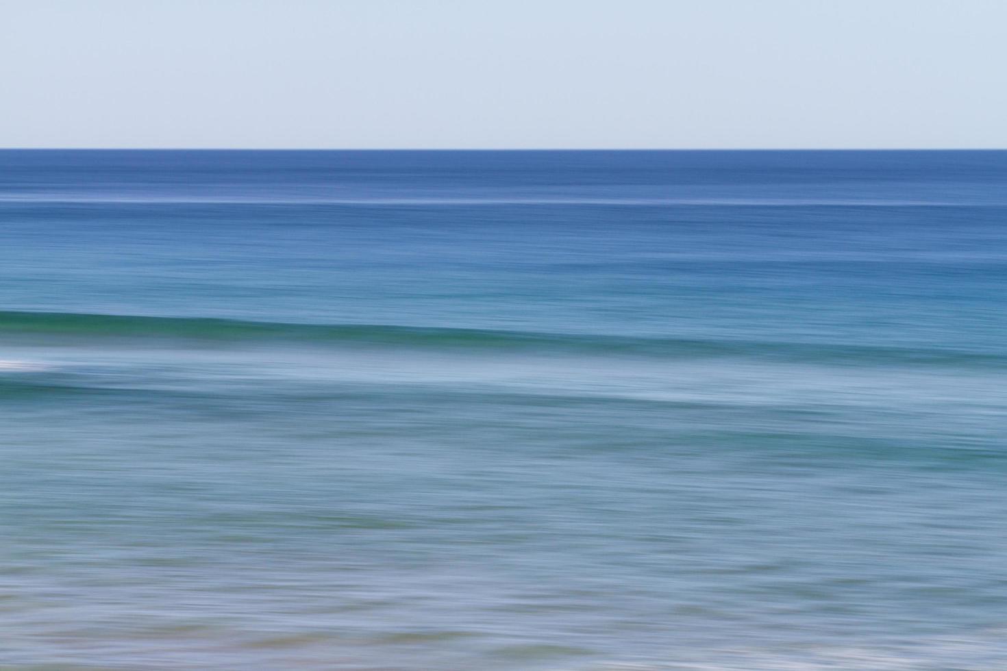 larga exposición a las olas del mar durante el día foto