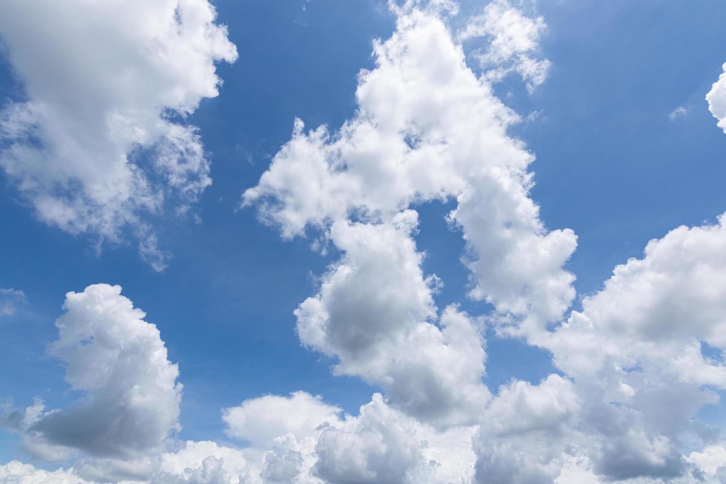 cielo azul y nubes foto