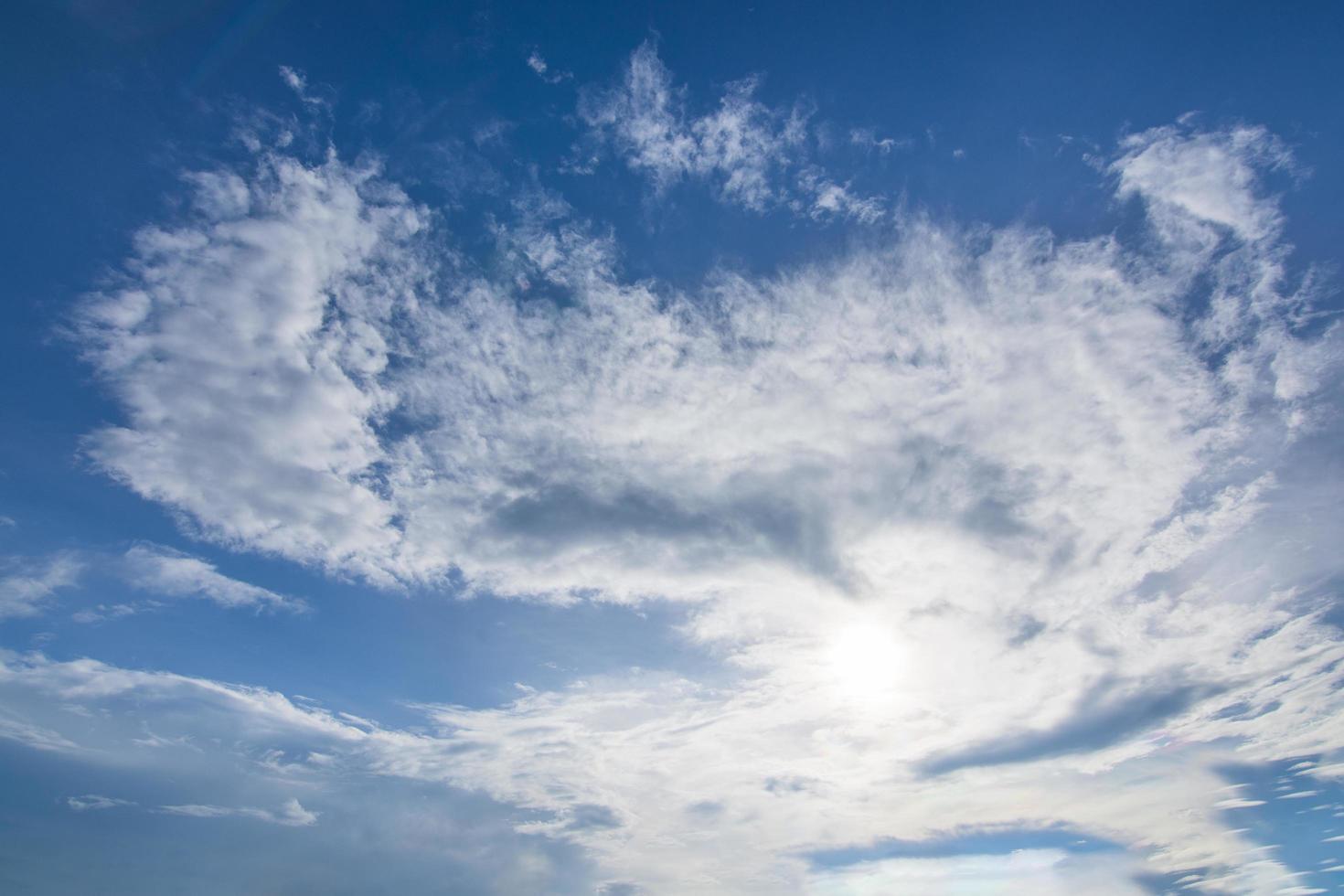 cielo azul y nubes foto