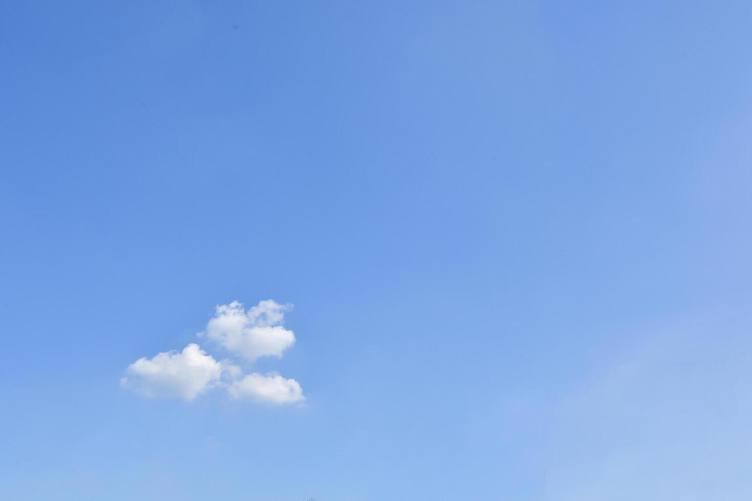 cielo azul y nubes foto