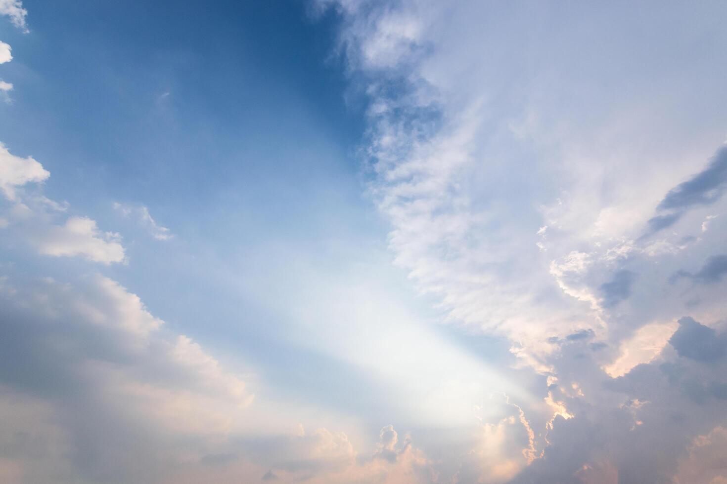 cielo azul y nubes foto