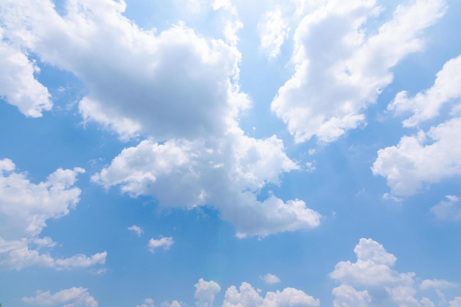 cielo azul y nubes foto