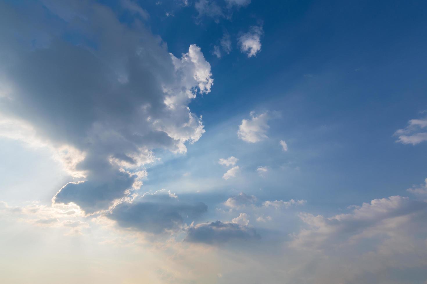 nubes azules y cielo foto