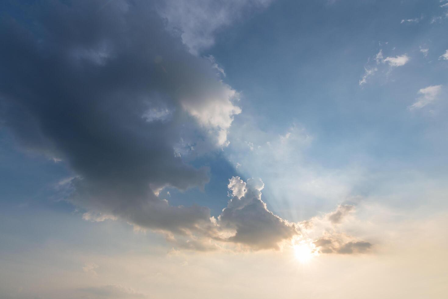 cielo azul y nubes al atardecer foto