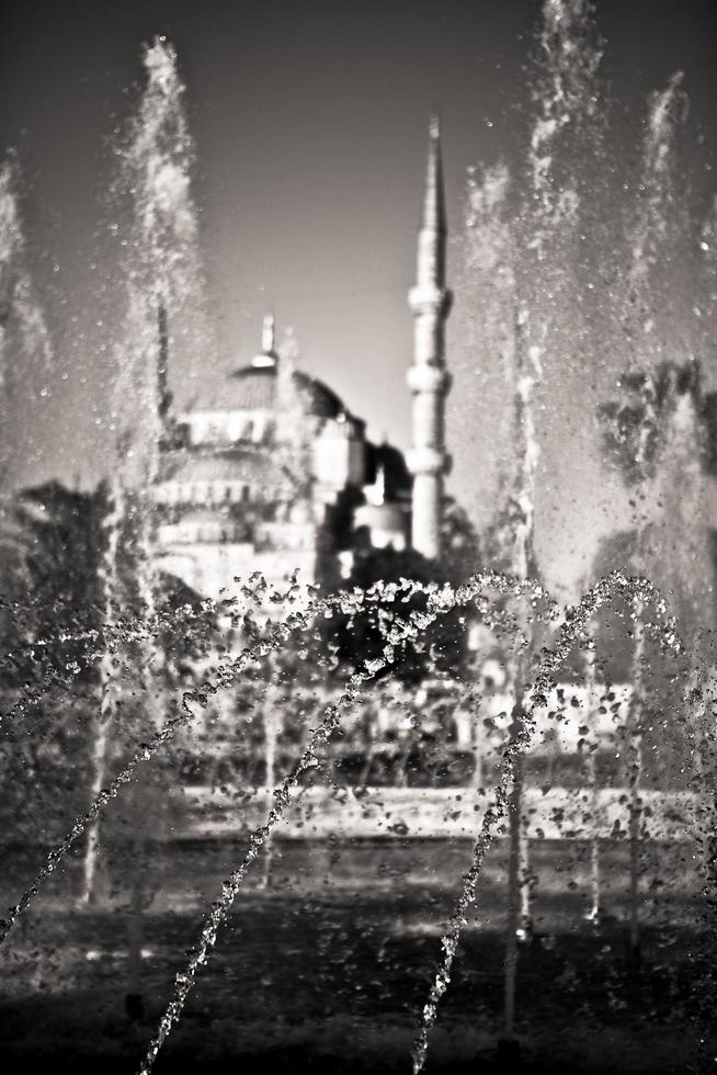 Fuente con mezquita en el fondo en Estambul, Turquía foto