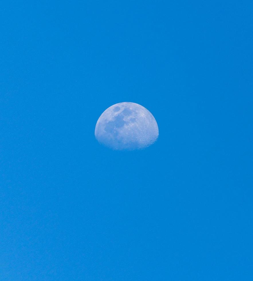 vista de la luna en un cielo azul foto