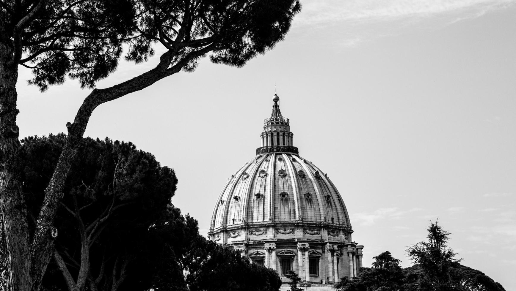 roma, italia, 2020 - escala de grises de st. basílica de pedro durante el día foto