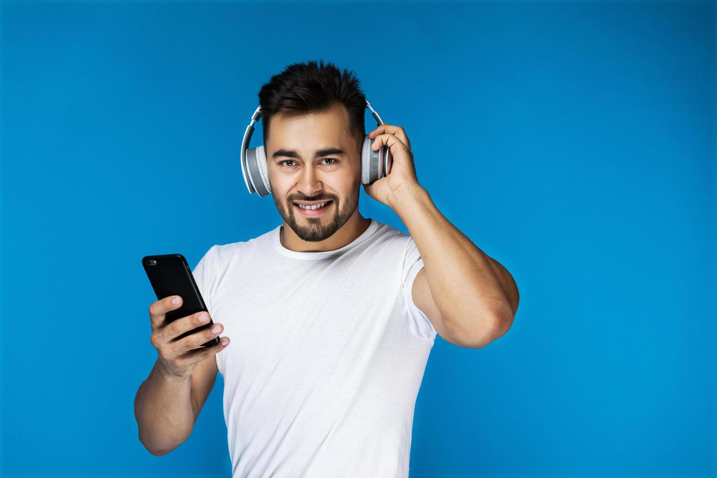 hombre escuchando auriculares foto