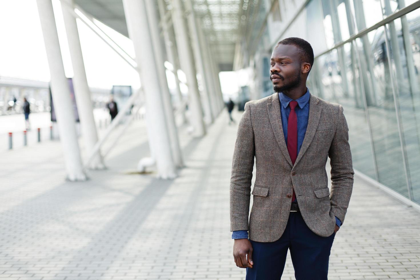 Elegante empresario afroamericano negro posa en un traje foto