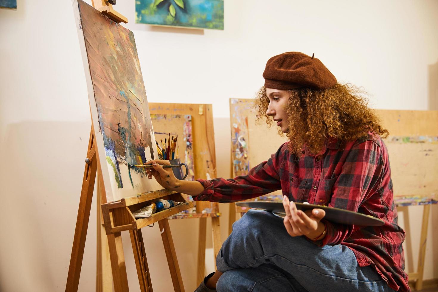 artista pintando en su estudio foto