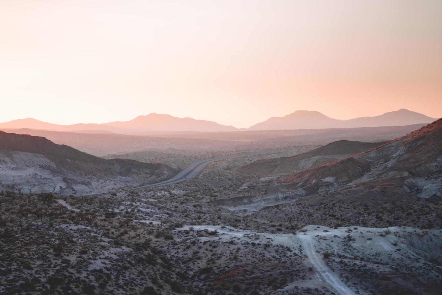 puesta de sol en el desierto de mojave foto