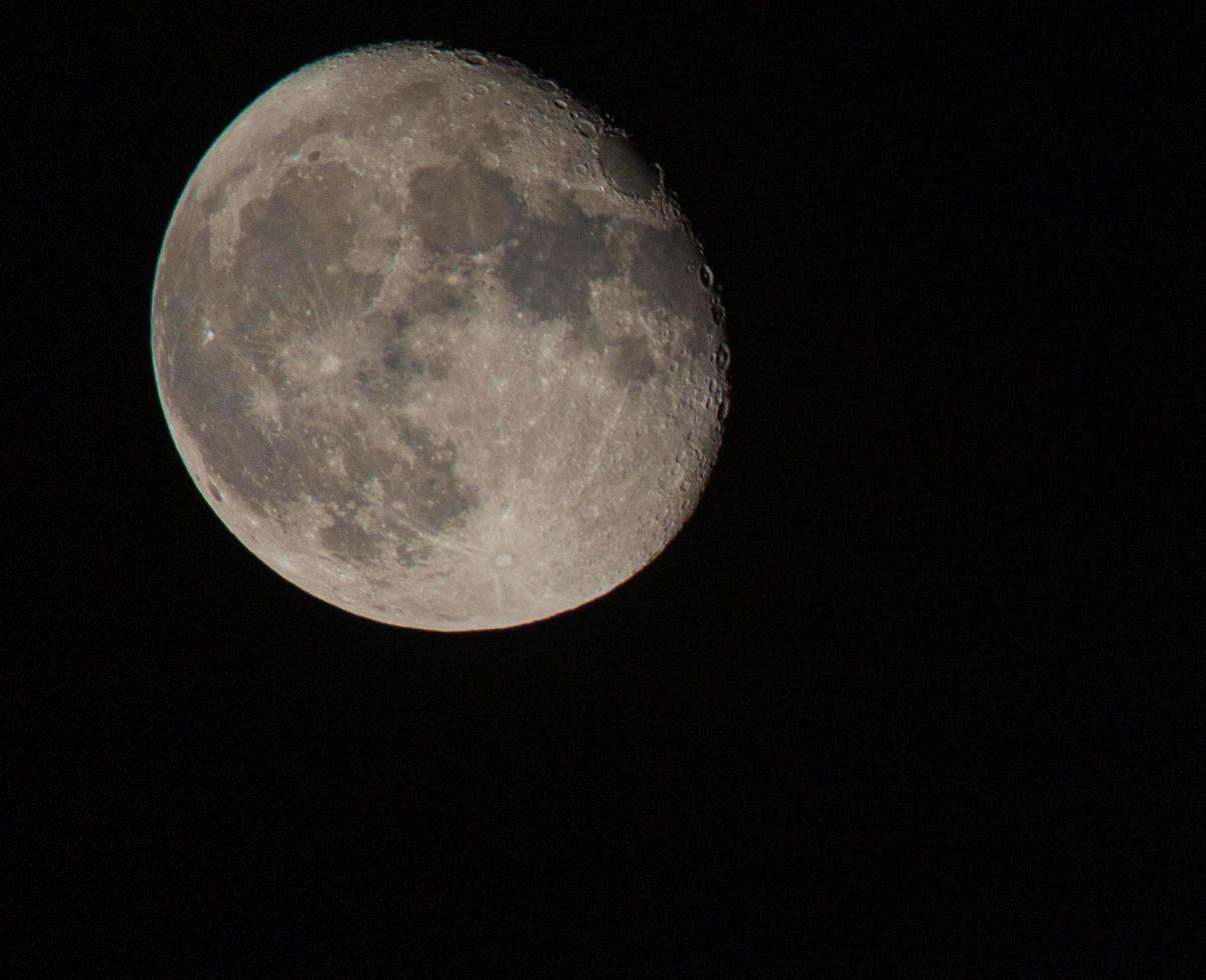 luna llena en el cielo nocturno foto