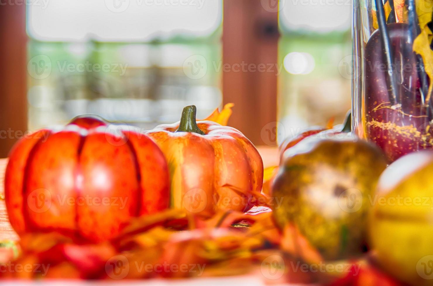 cosecha de otoño con calabazas en la mesa foto