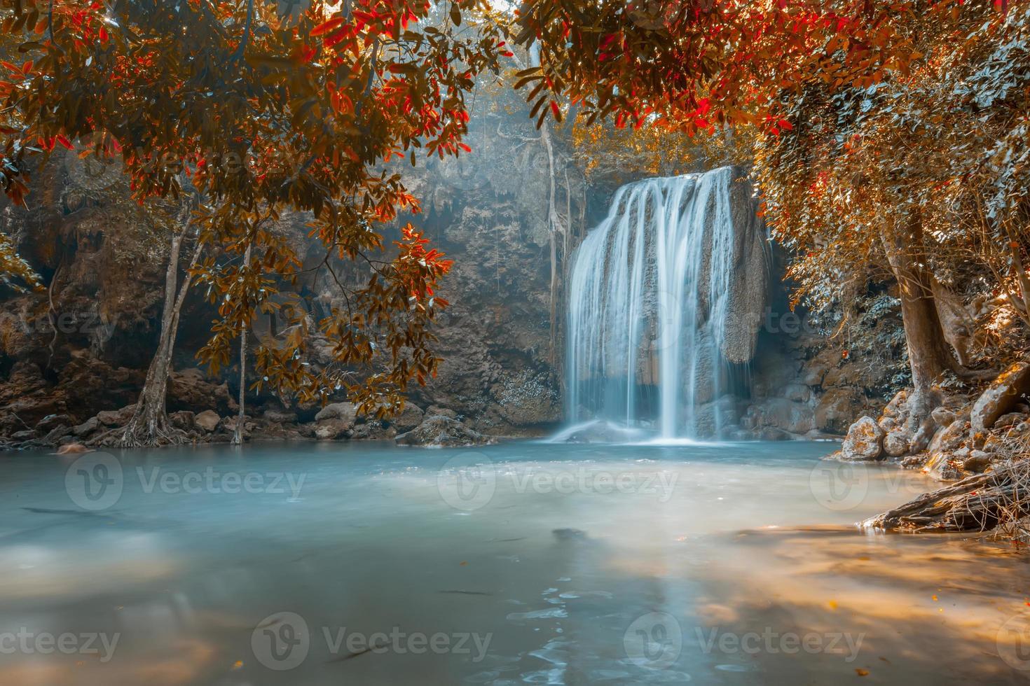 cascada en otoño hermoso foto