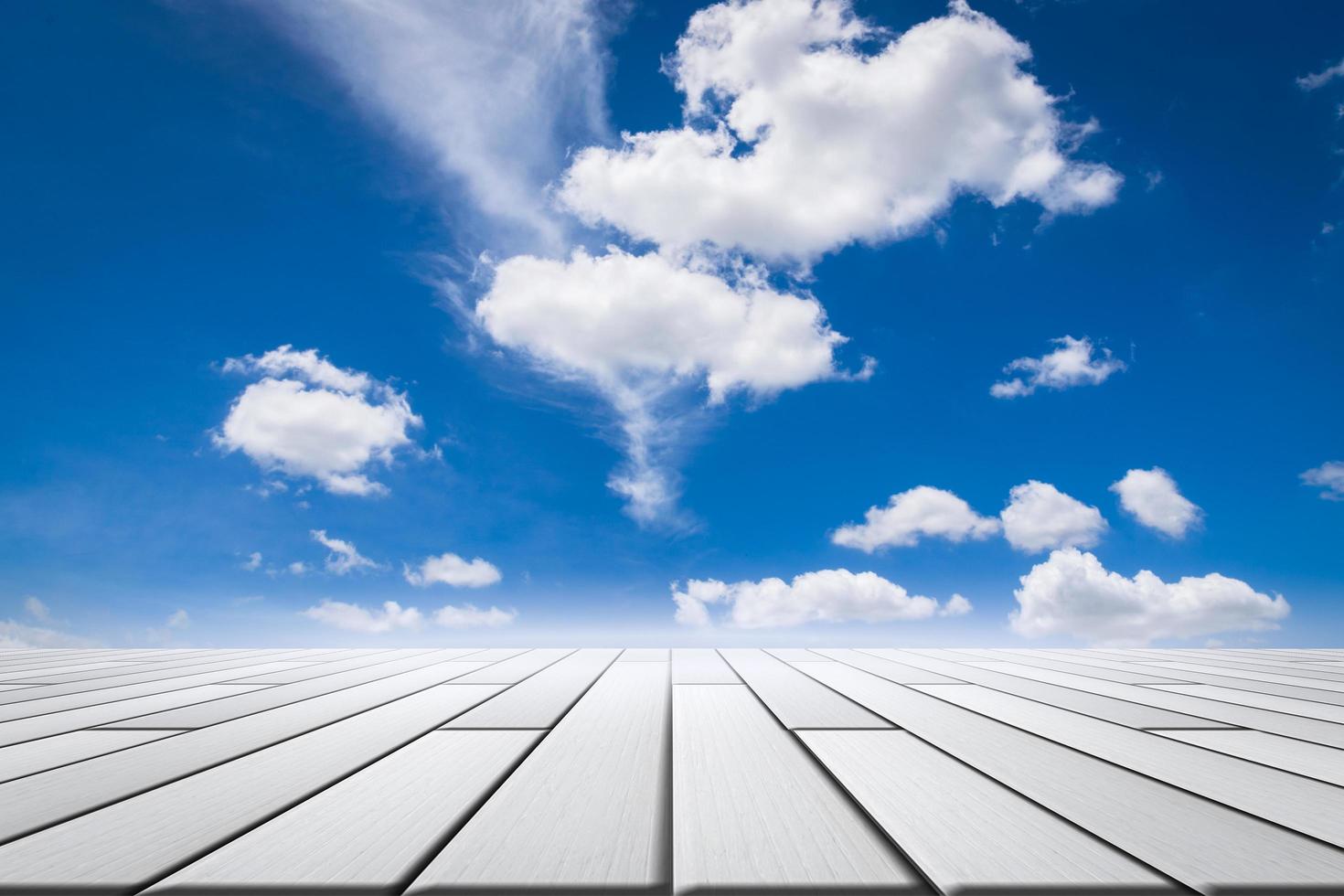 placas de piso de madera con fondo de cielo azul foto