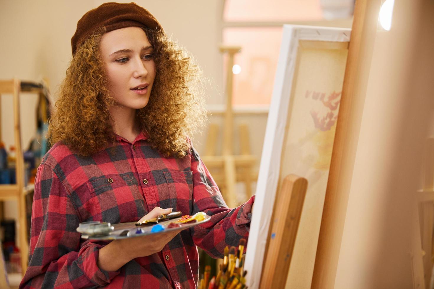 niña pintando en un lienzo foto