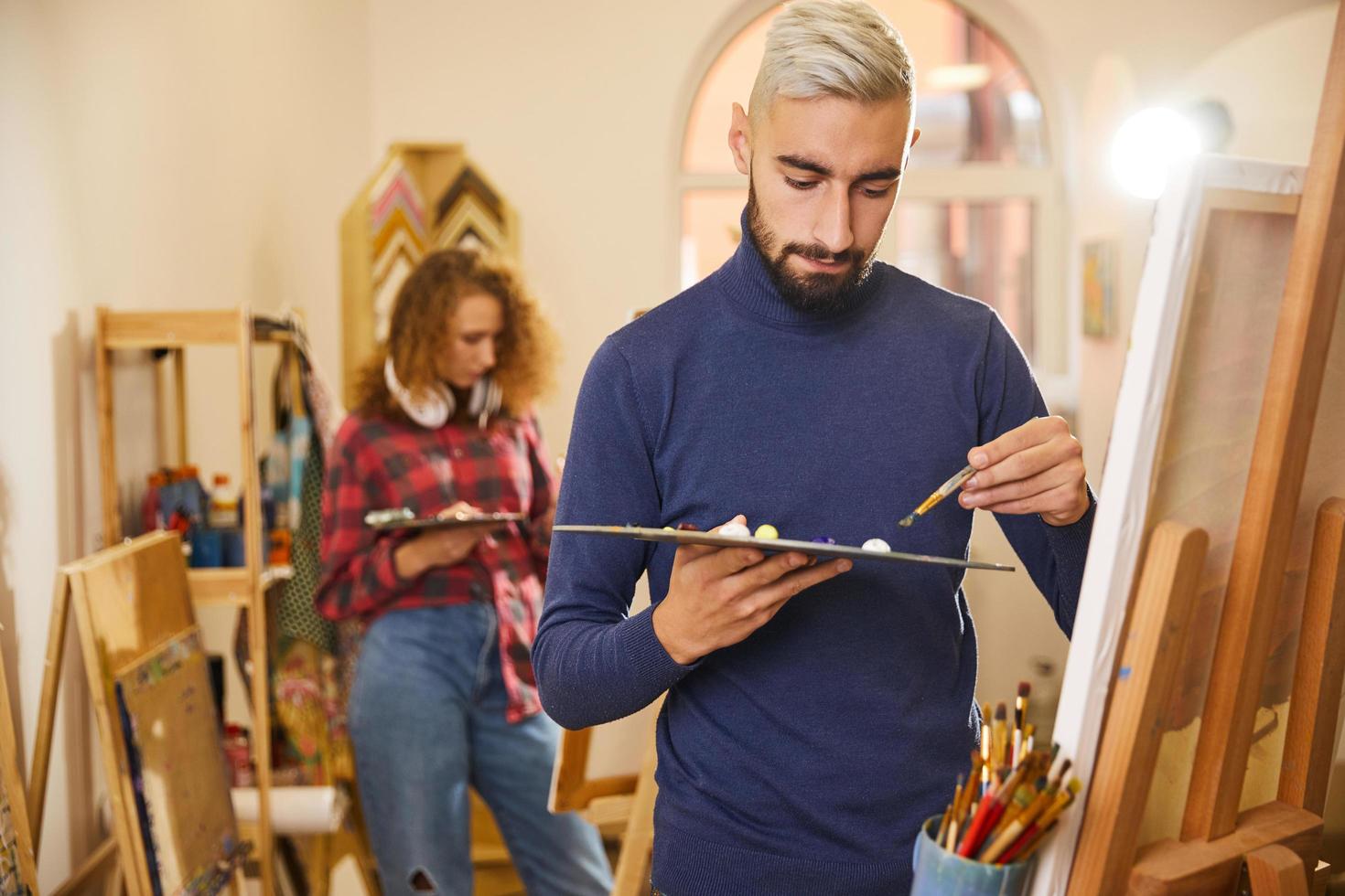 dos artistas pintando foto