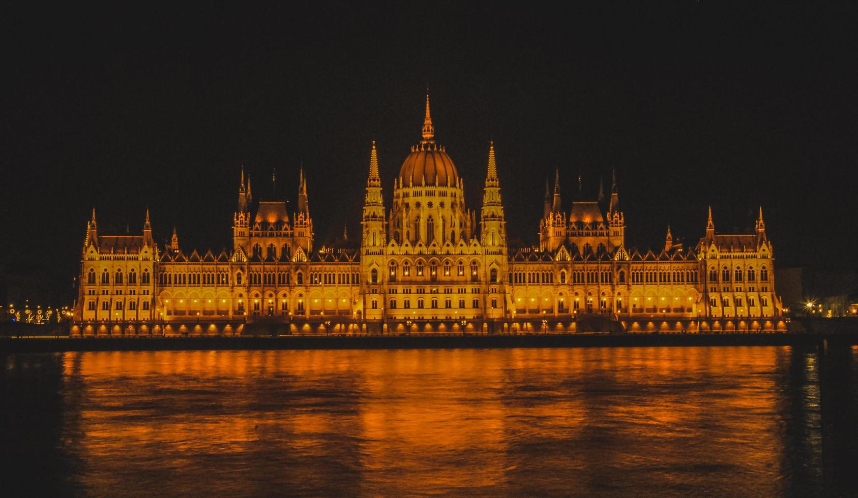 El edificio del parlamento húngaro en Budapest, Hungría foto