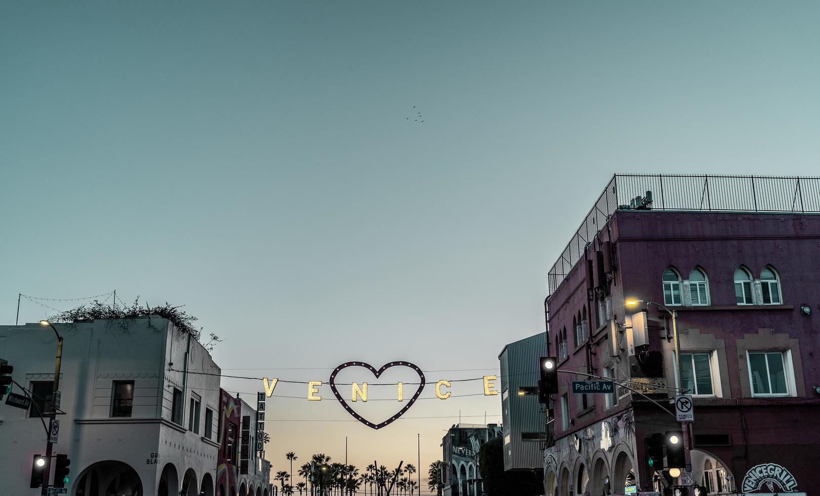 edificios de la playa de venecia al atardecer foto