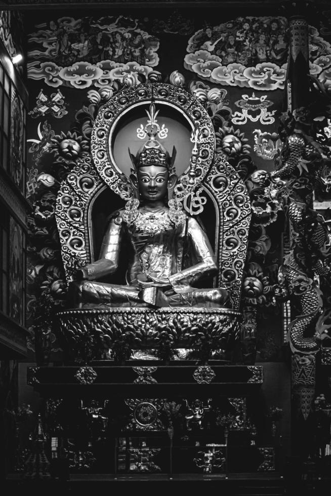 monasterio namdroling, india, 2020 - escala de grises de una estatua de dios hindú foto