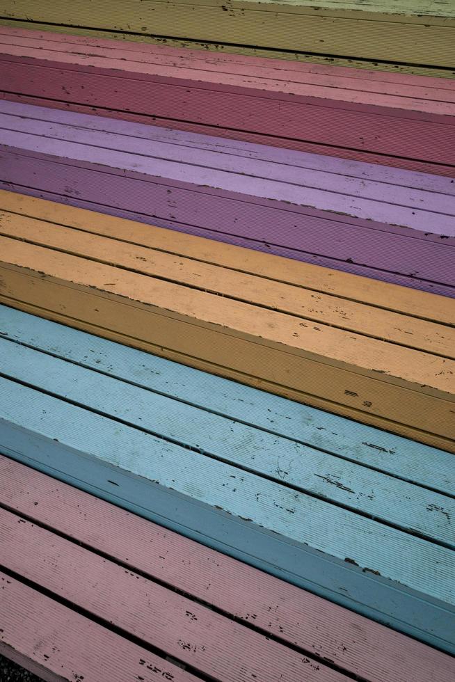 escalones de madera de colores foto
