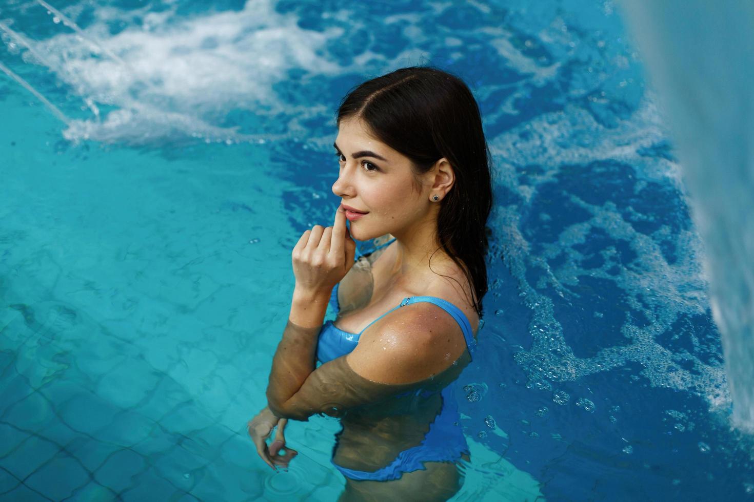 niña de pie en una piscina foto