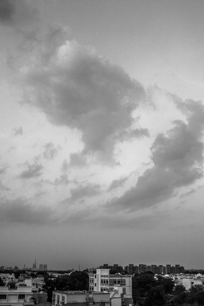 escala de grises de nubes sobre una ciudad foto